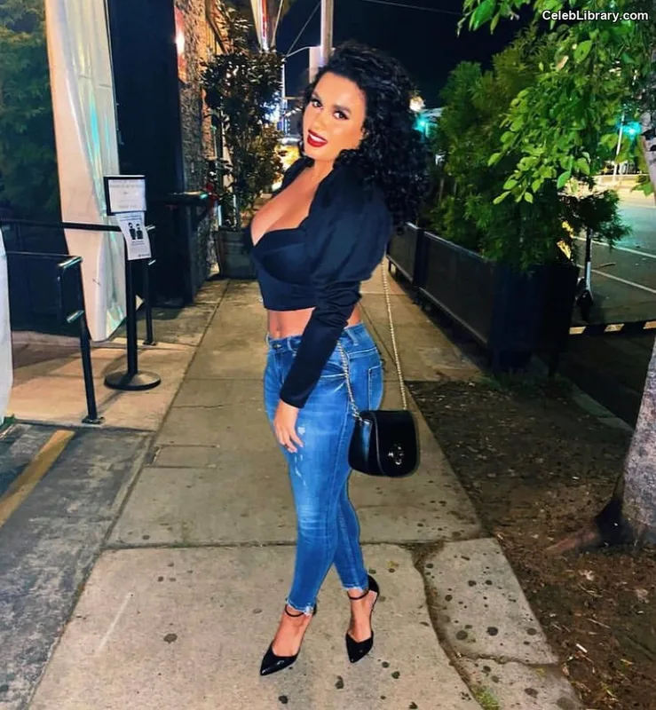 Joy Taylor photo 16 of 1109