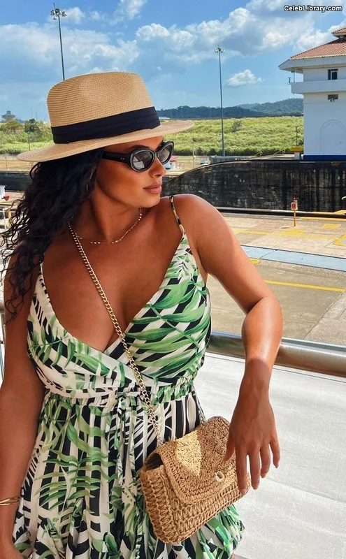 Joy Taylor photo 1 of 1109