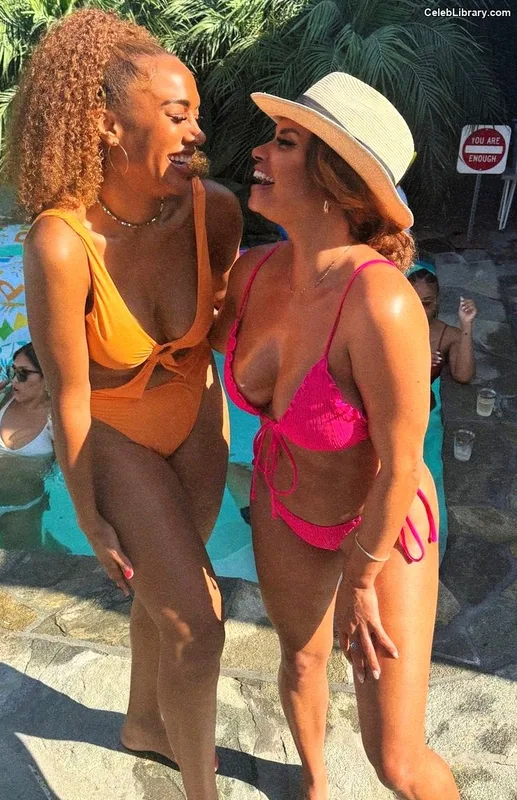 Joy Taylor photo 3 of 1109