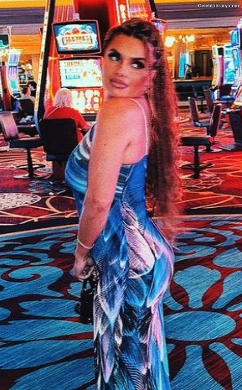 Joy Taylor photo 7 of 1109