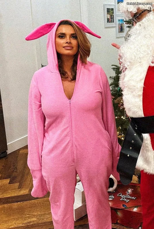 Joy Taylor photo 1 of 1109