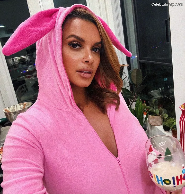 Joy Taylor photo 5 of 1109