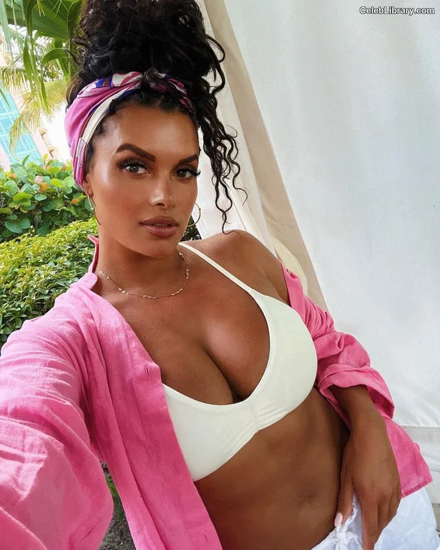 Joy Taylor photo 7 of 1109