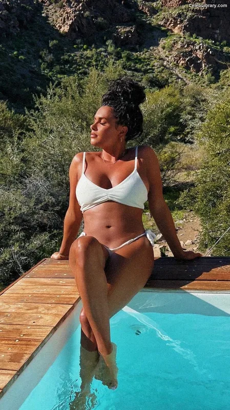 Joy Taylor photo 22 of 1109