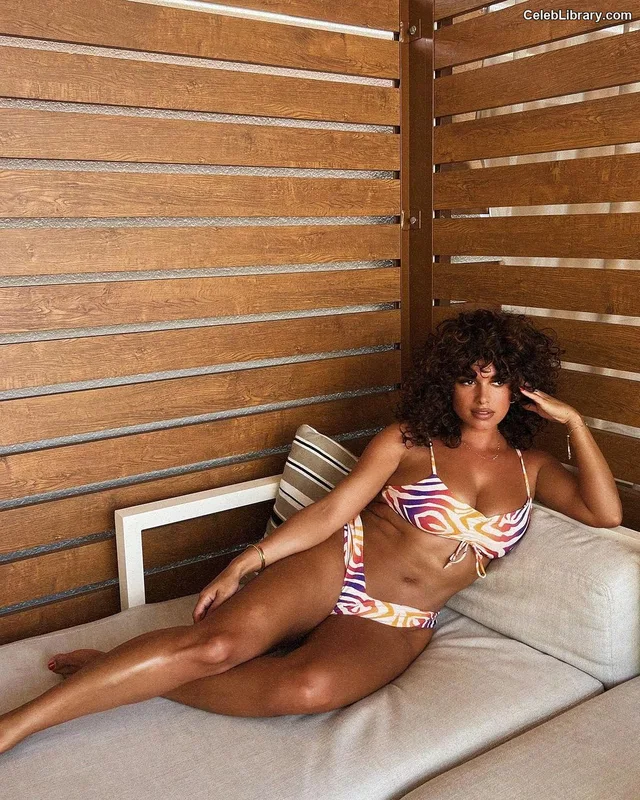 Joy Taylor photo 16 of 1109