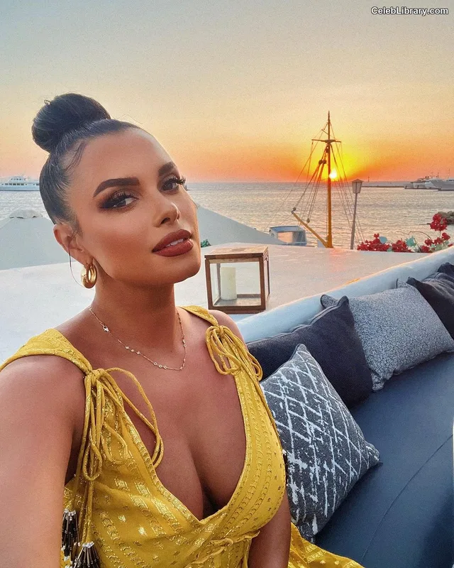 Joy Taylor photo 20 of 1109