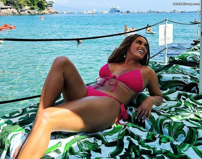 Joy Taylor photo 1 of 1109