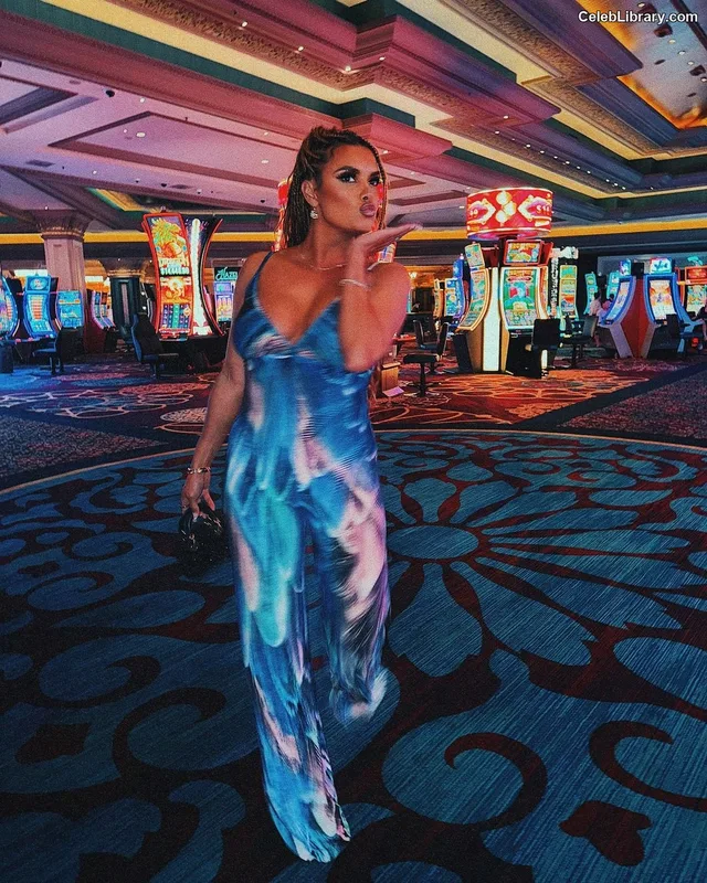 Joy Taylor photo 7 of 1109