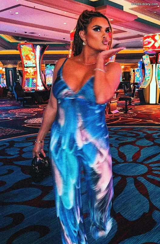 Joy Taylor photo 8 of 1109