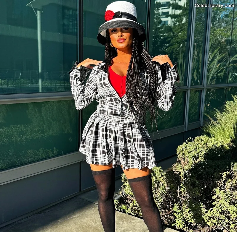 Joy Taylor photo 3 of 1109