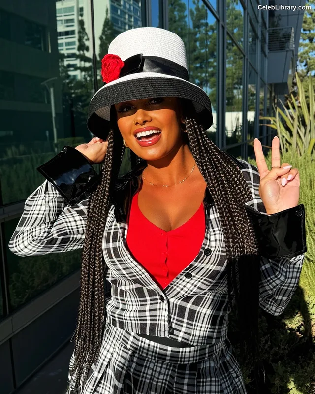 Joy Taylor photo 8 of 1109