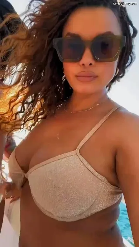 Joy Taylor photo 15 of 1109