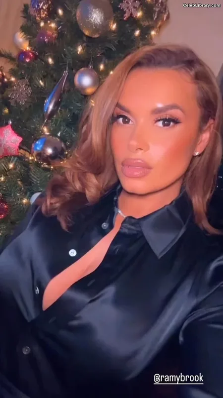 Joy Taylor photo 24 of 1109