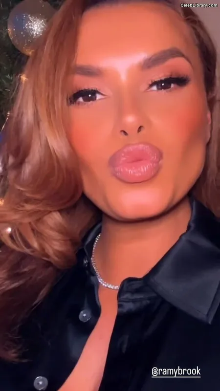 Joy Taylor photo 3 of 1109