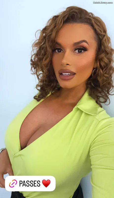 Joy Taylor photo 10 of 1109