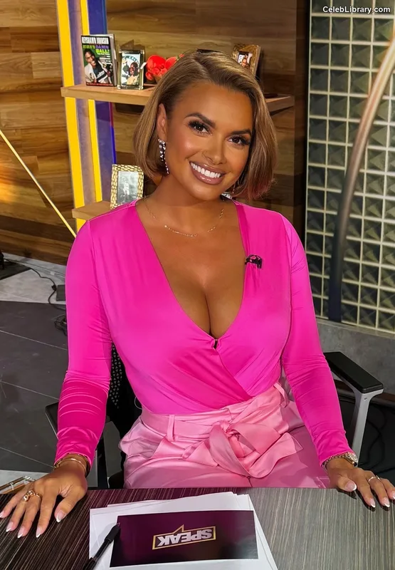 Joy Taylor photo 4 of 1109