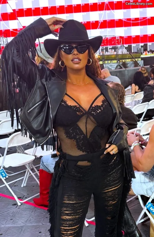 Joy Taylor photo 10 of 1109
