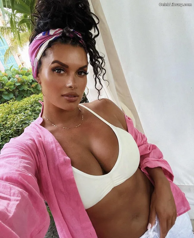 Joy Taylor photo 3 of 1109