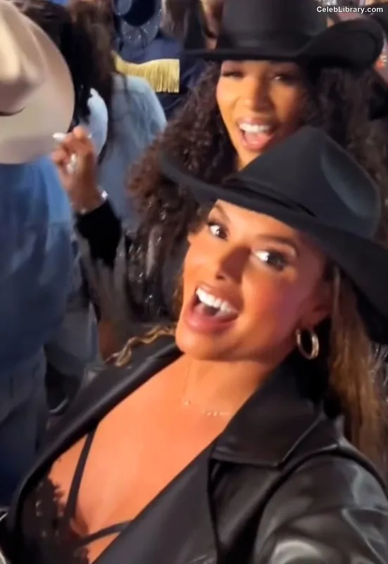 Joy Taylor photo 4 of 1109