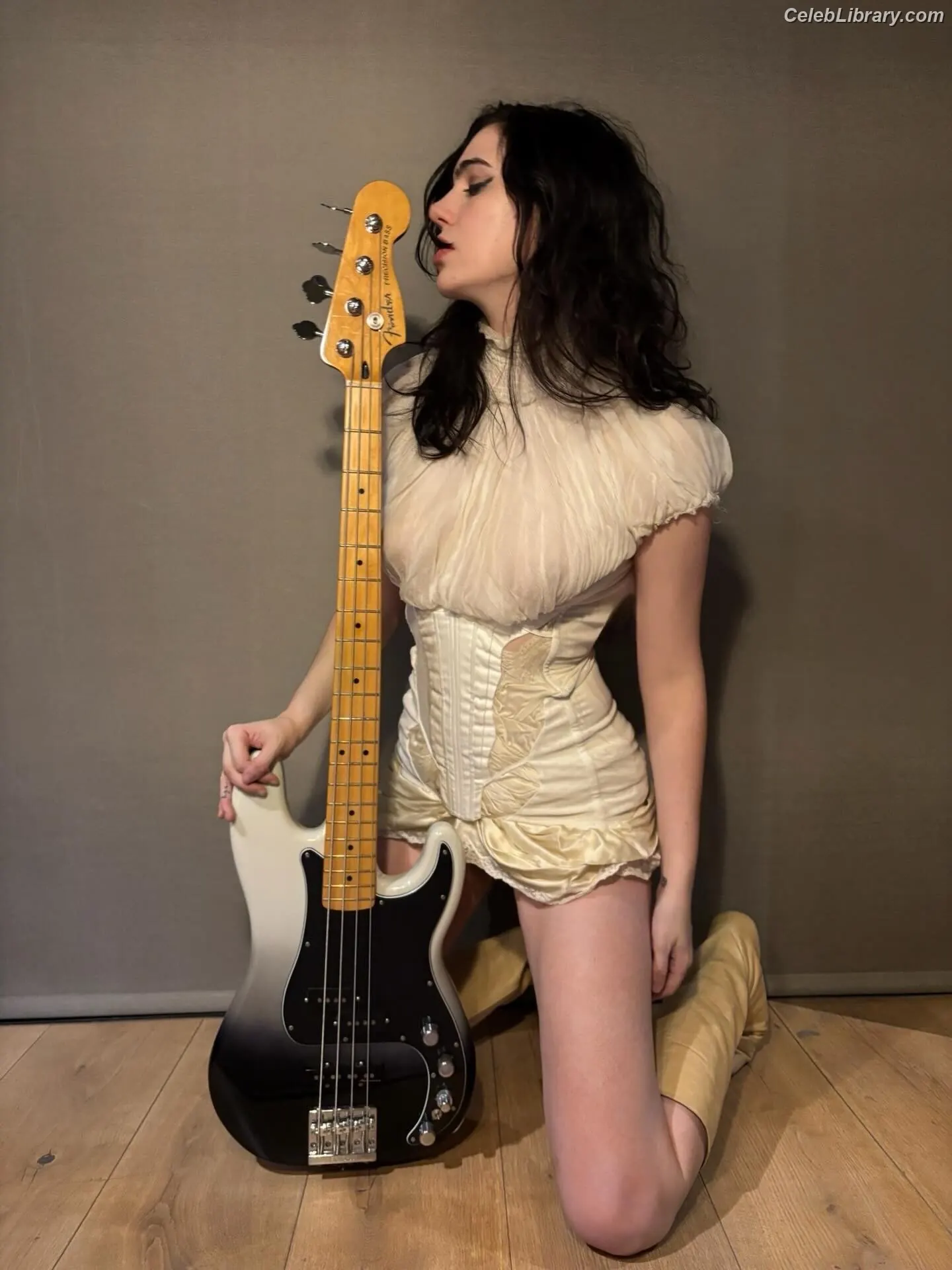 Julia Cumming photo 13 of 79