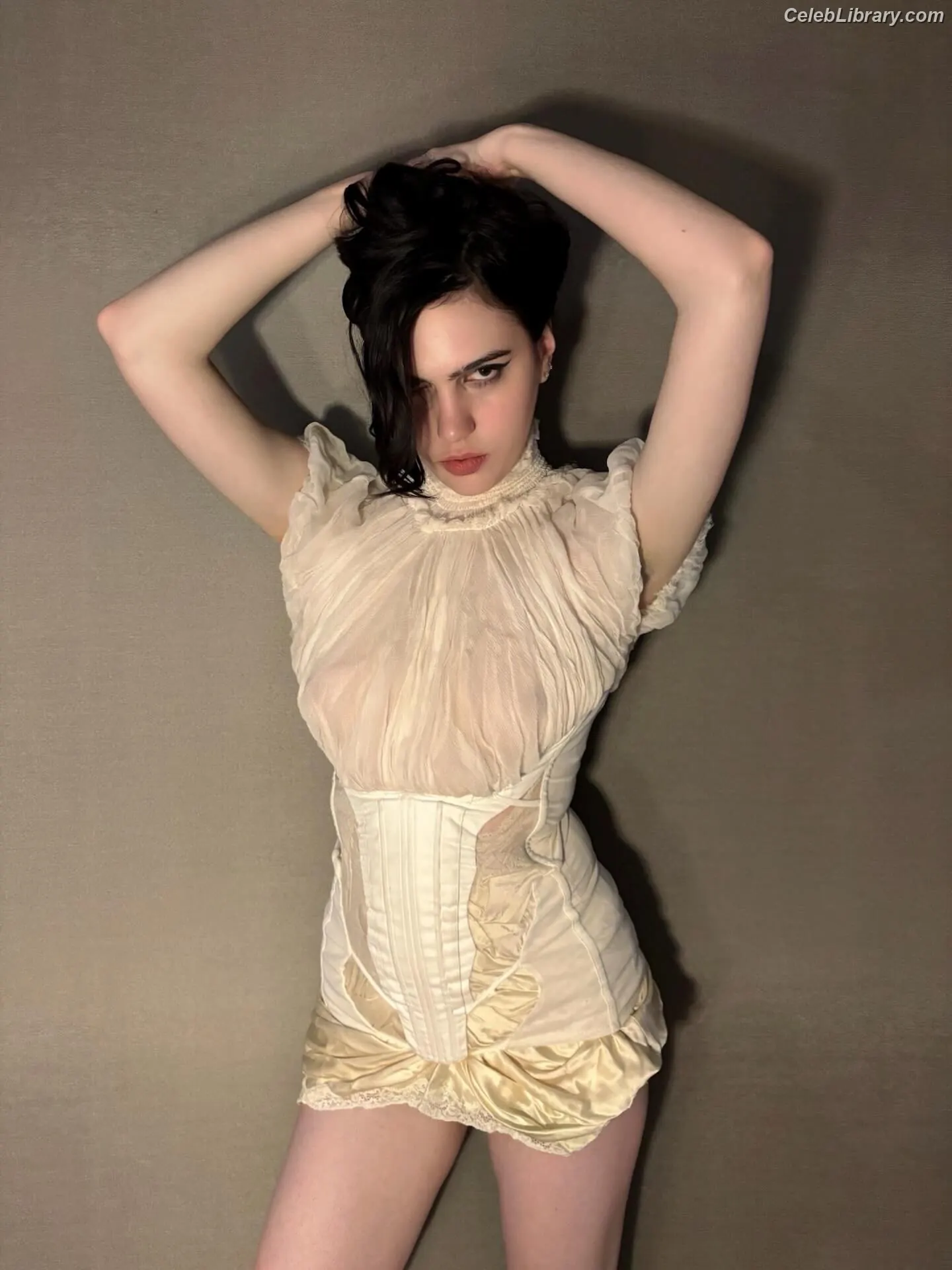 Julia Cumming photo 14 of 79