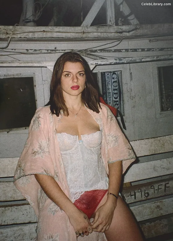 Julia Fox photo 11 of 281