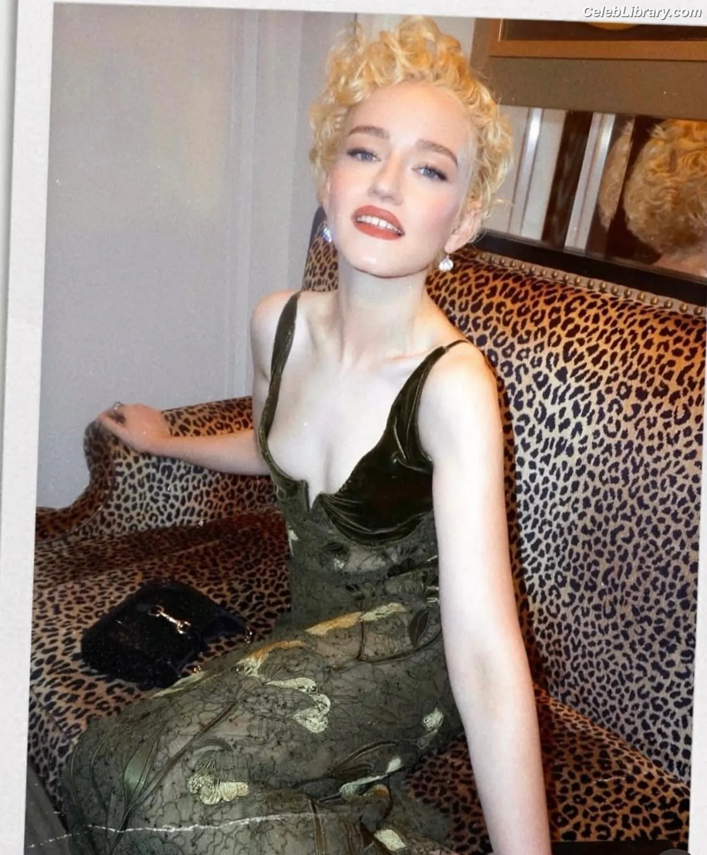 Julia Garner photo 10 of 319