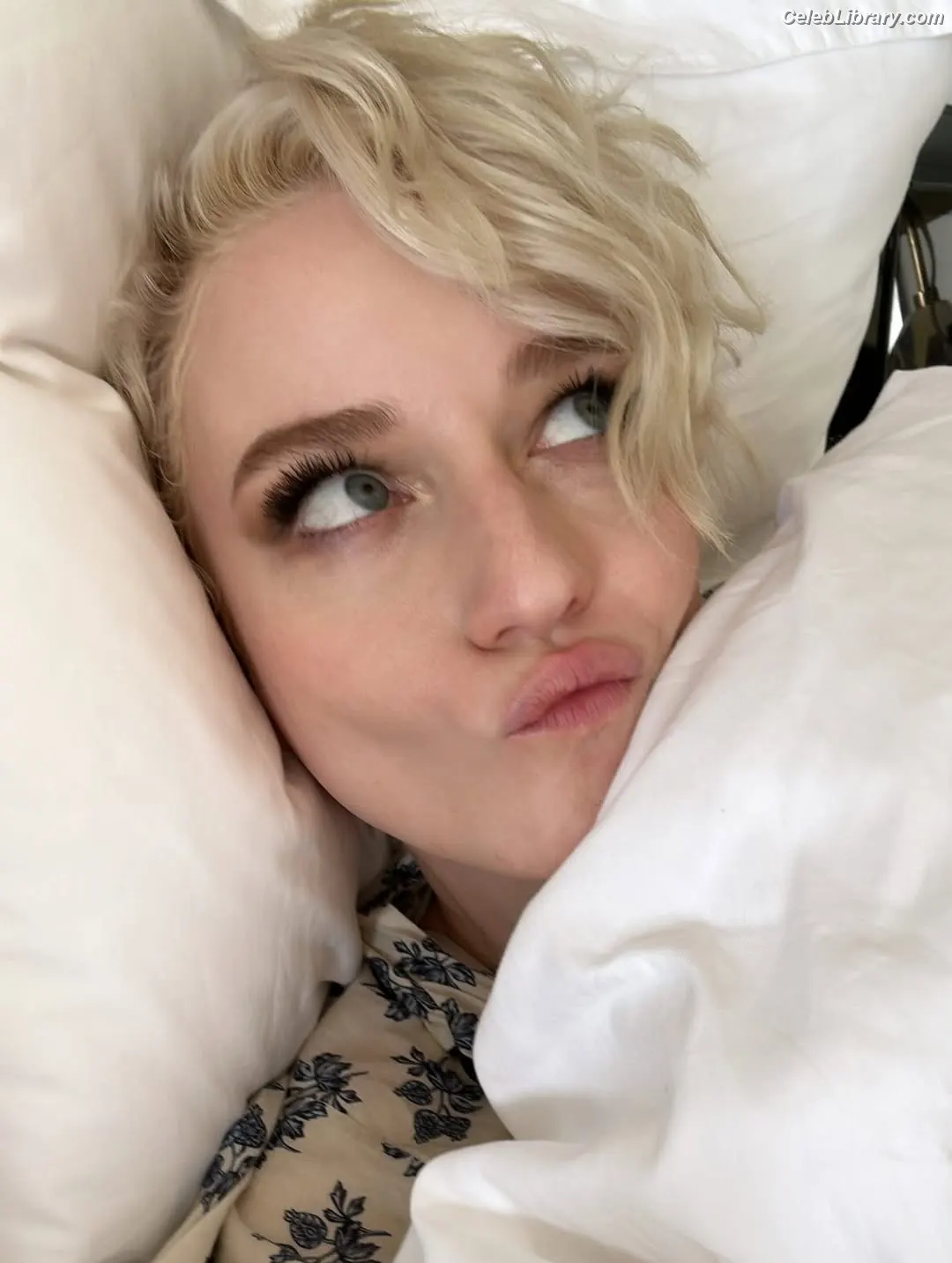 Julia Garner photo 20 of 319