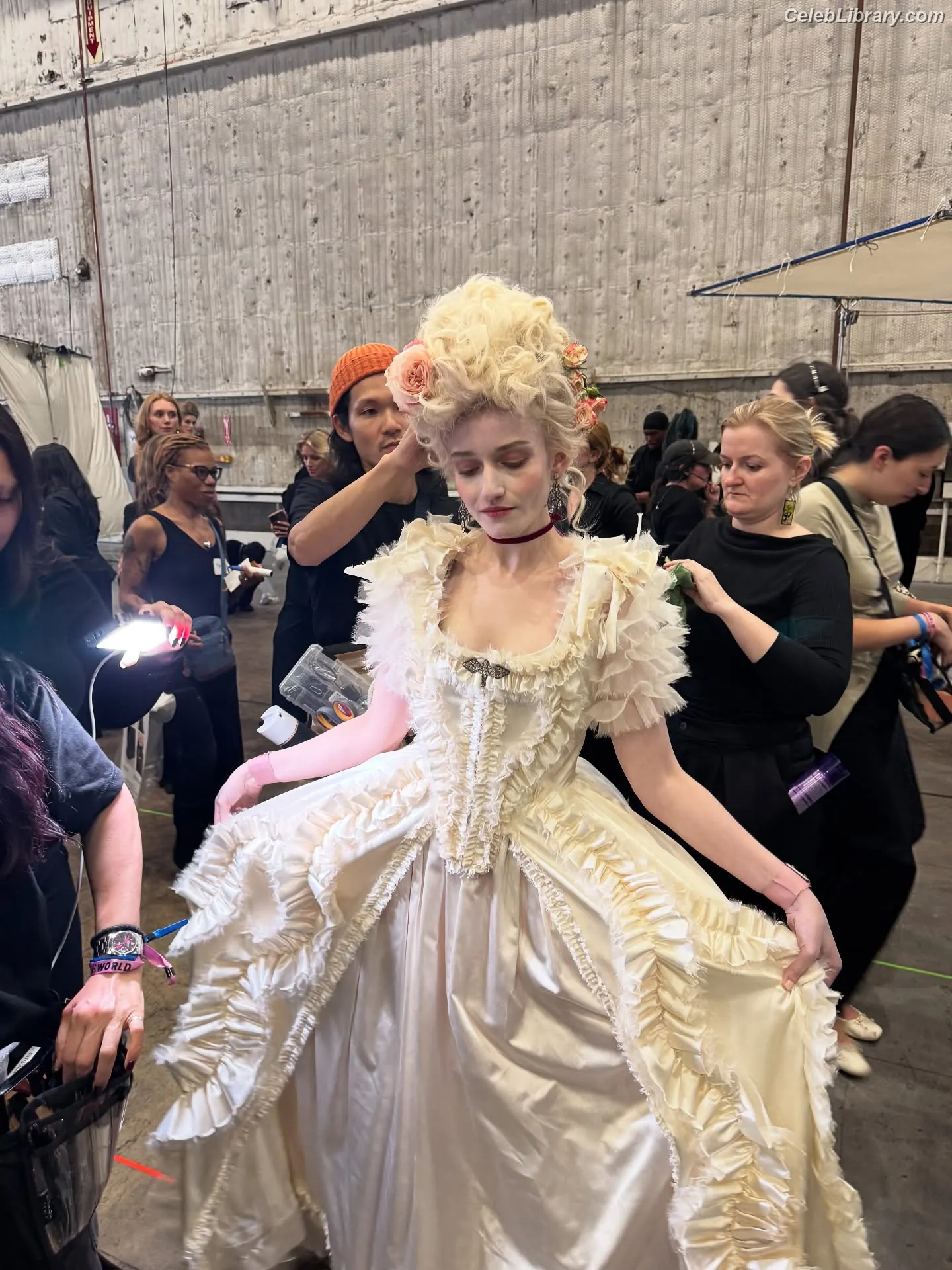 Julia Garner photo 24 of 319
