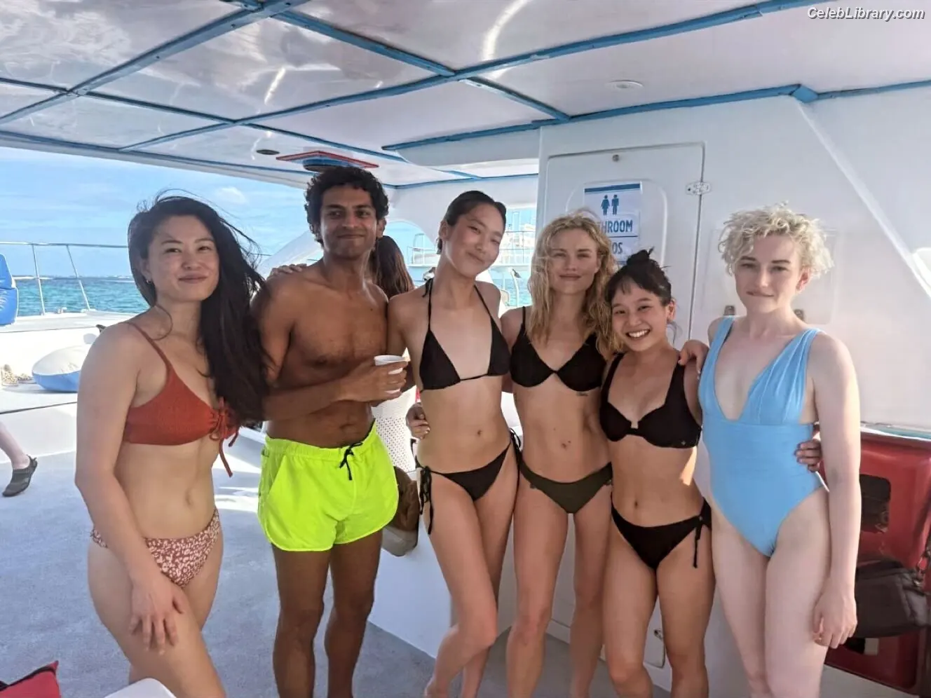 Julia Garner photo 3 of 319