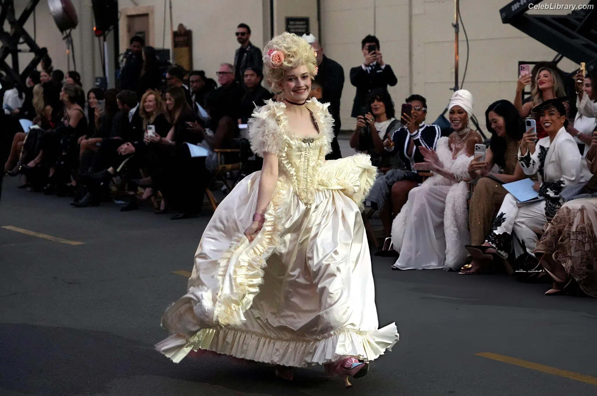Julia Garner photo 16 of 319