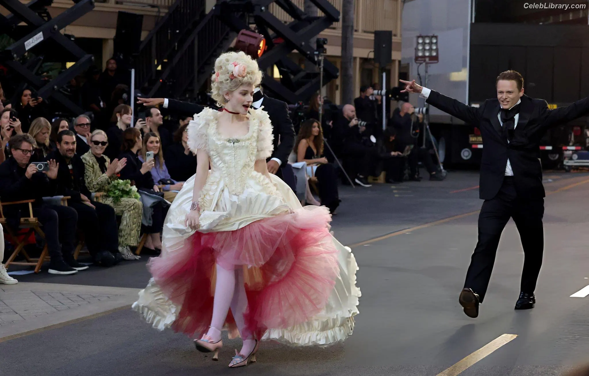 Julia Garner photo 20 of 319