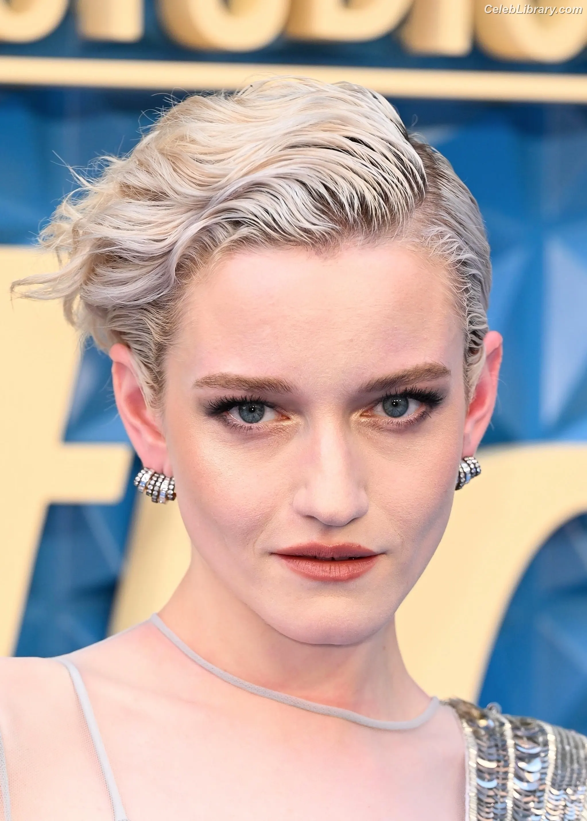 Julia Garner photo 5 of 319