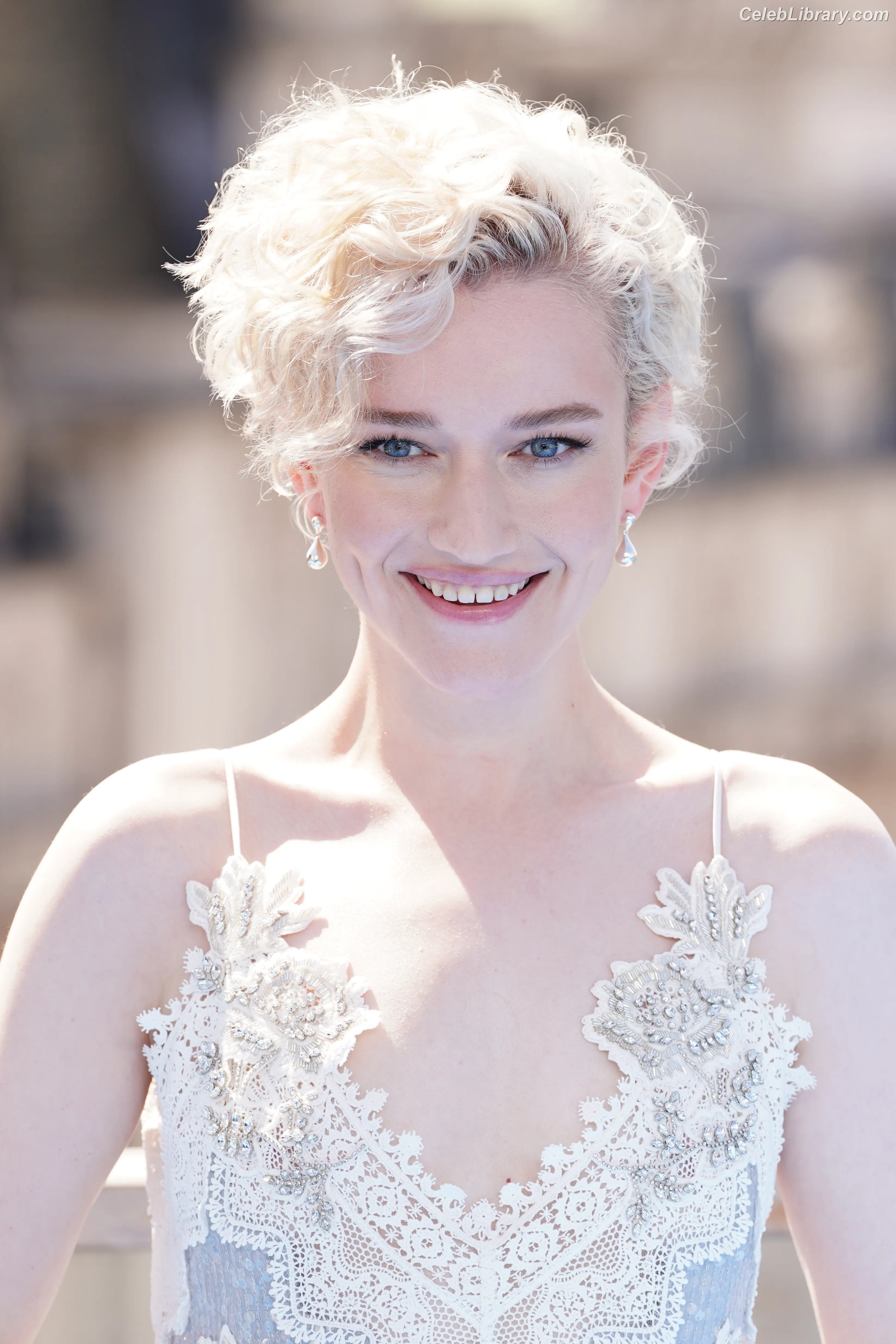 Julia Garner photo 7 of 319