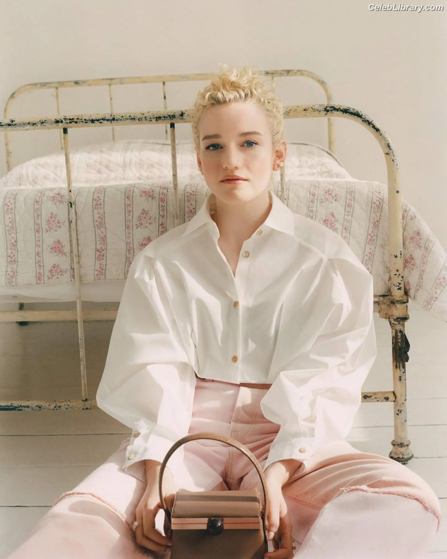 Julia Garner photo 10 of 319