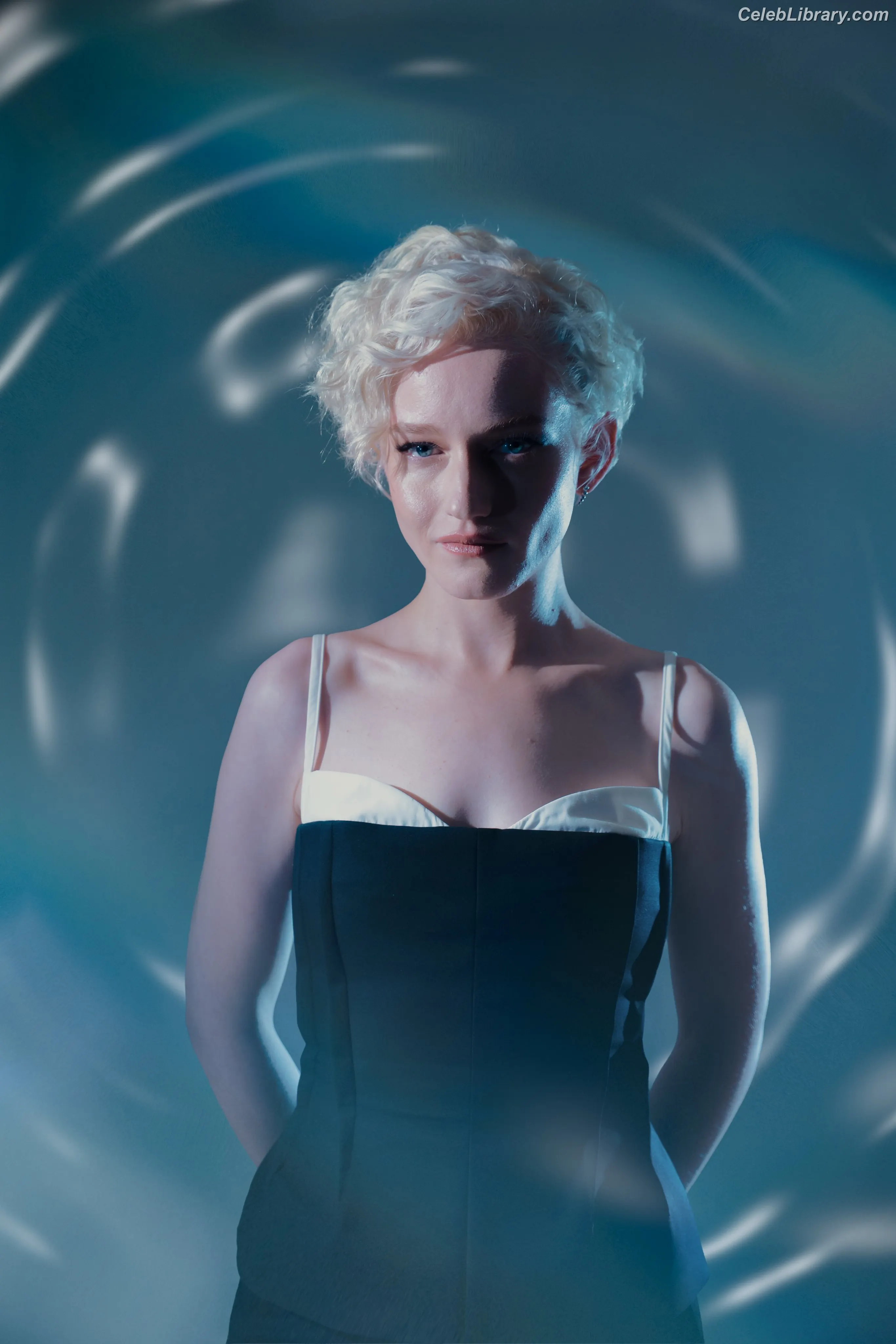 Julia Garner photo 16 of 319