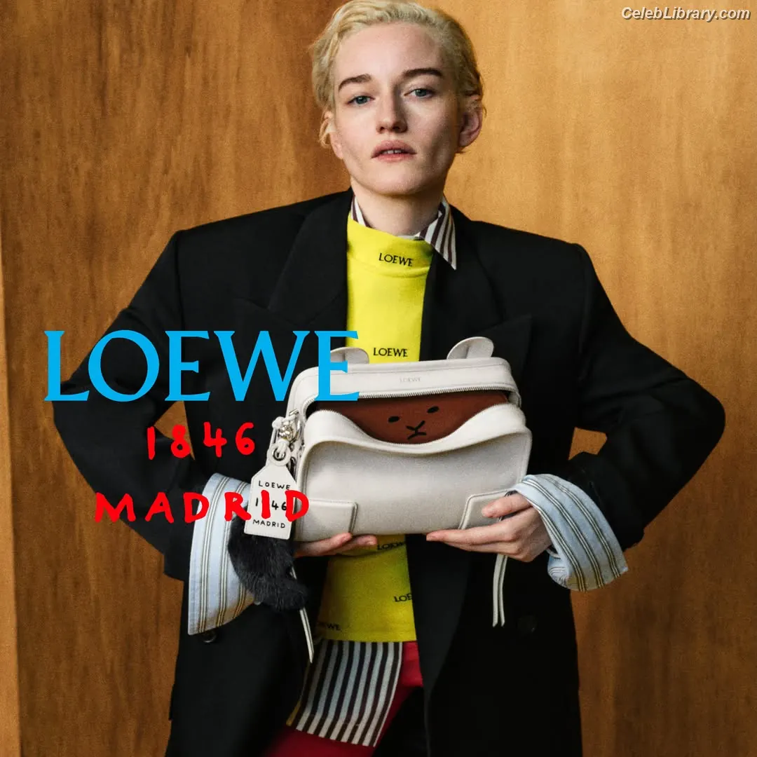 Julia Garner photo 1 of 319
