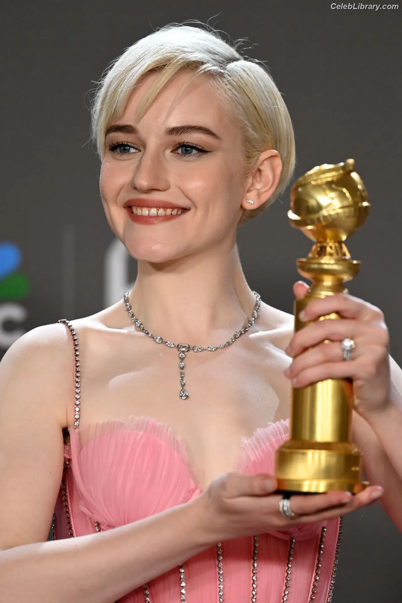 Julia Garner photo 9 of 319