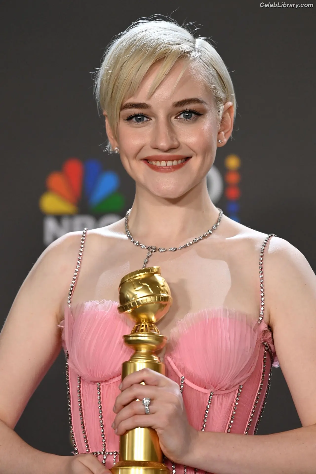 Julia Garner photo 13 of 319