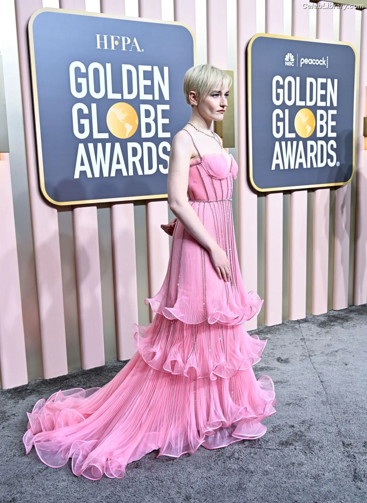 Julia Garner photo 14 of 319