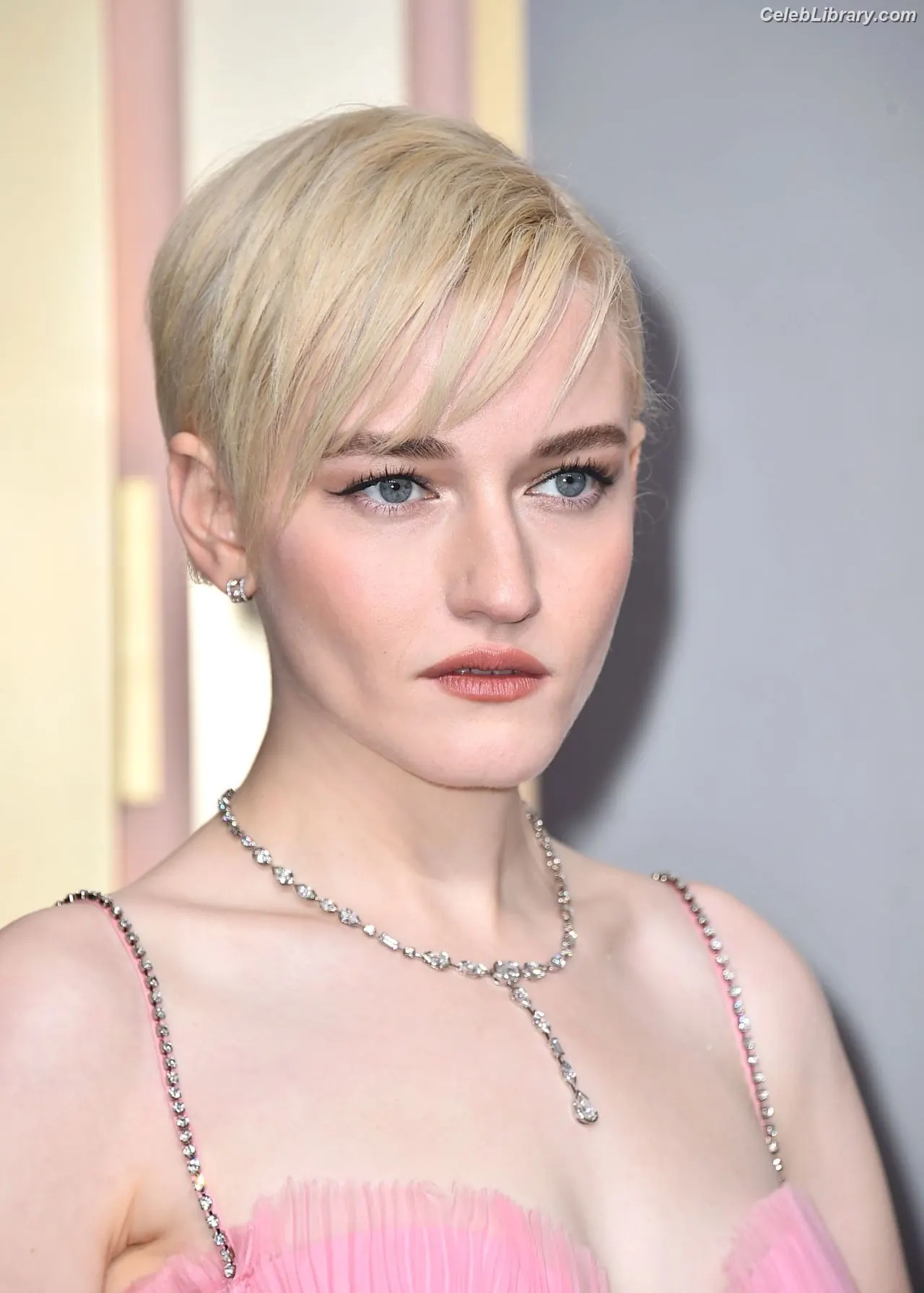 Julia Garner photo 17 of 319