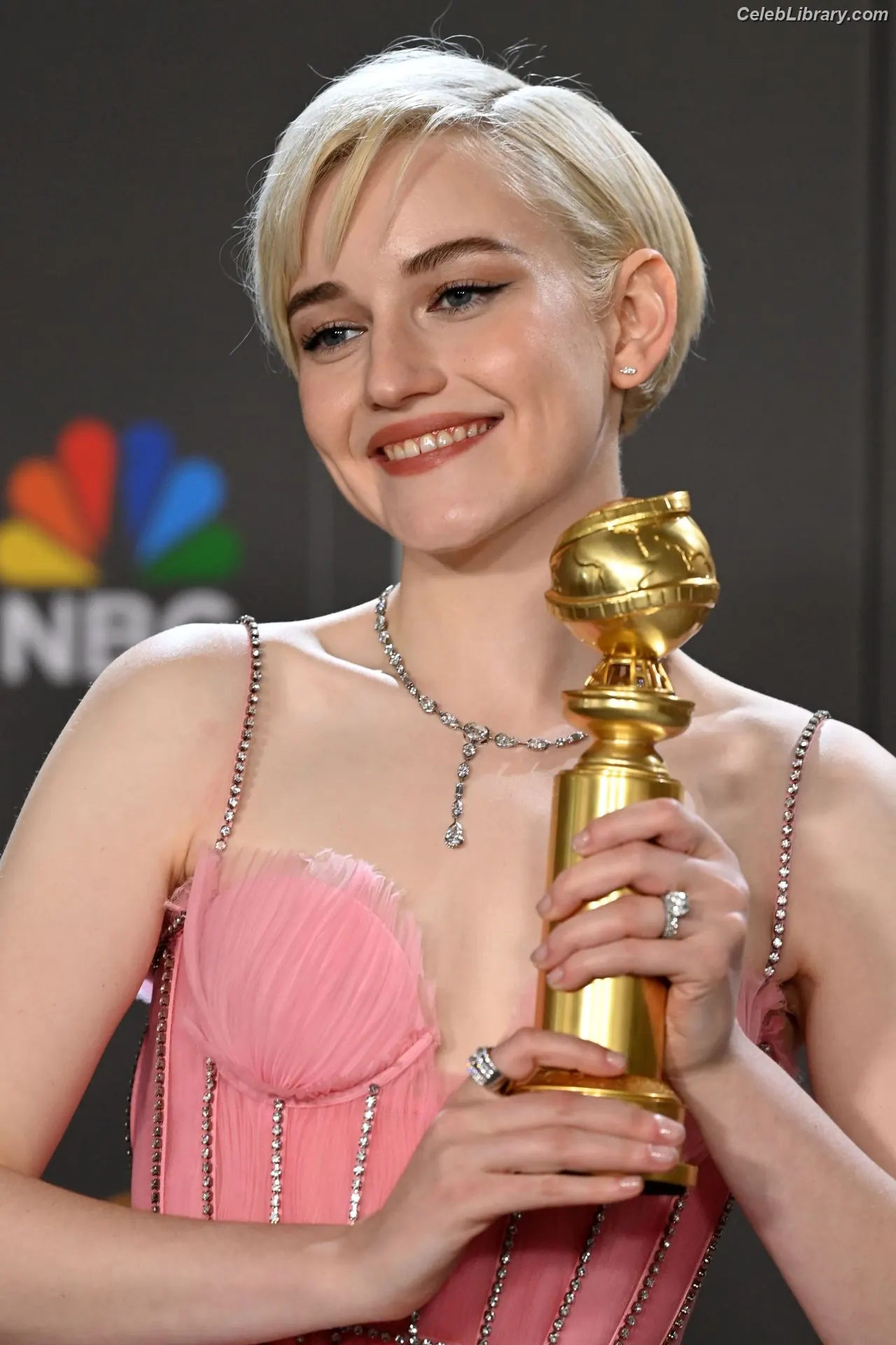 Julia Garner photo 21 of 319