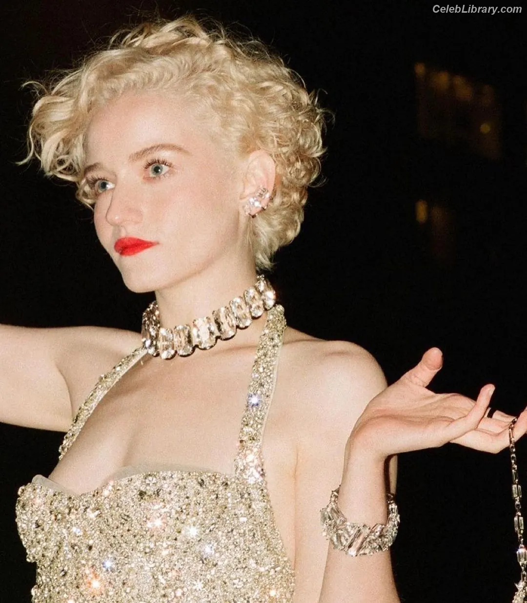 Julia Garner photo 3 of 319
