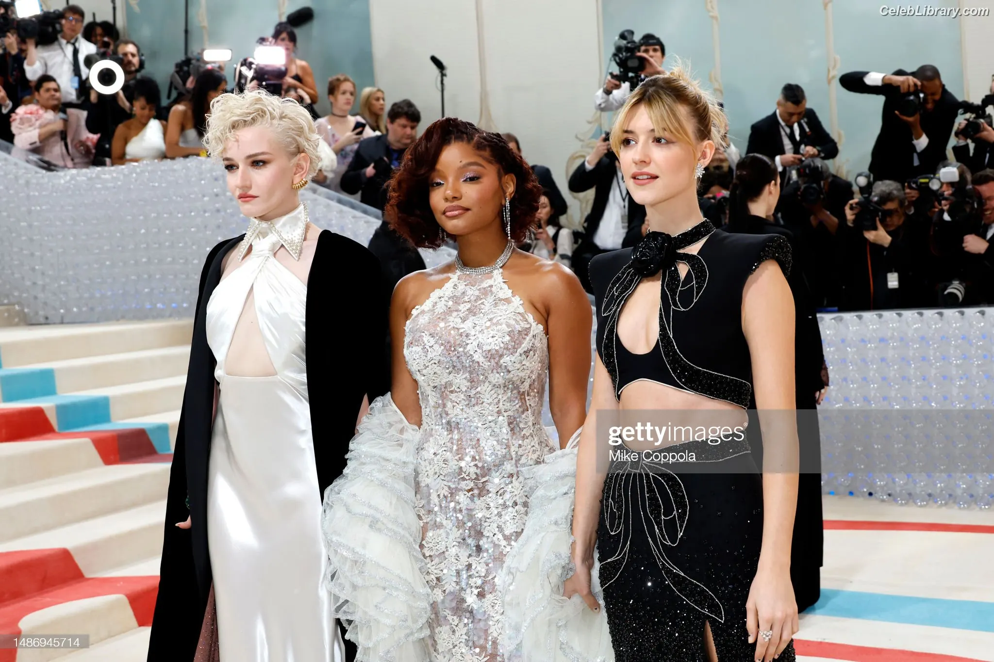 Julia Garner photo 11 of 319
