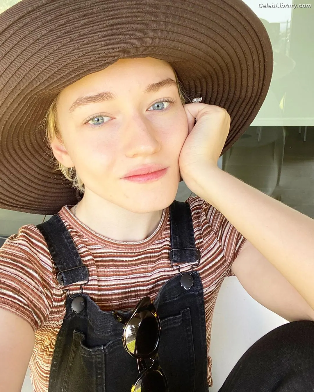 Julia Garner photo 12 of 319