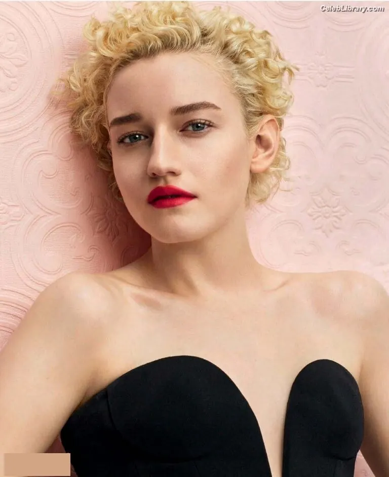 Julia Garner photo 8 of 319