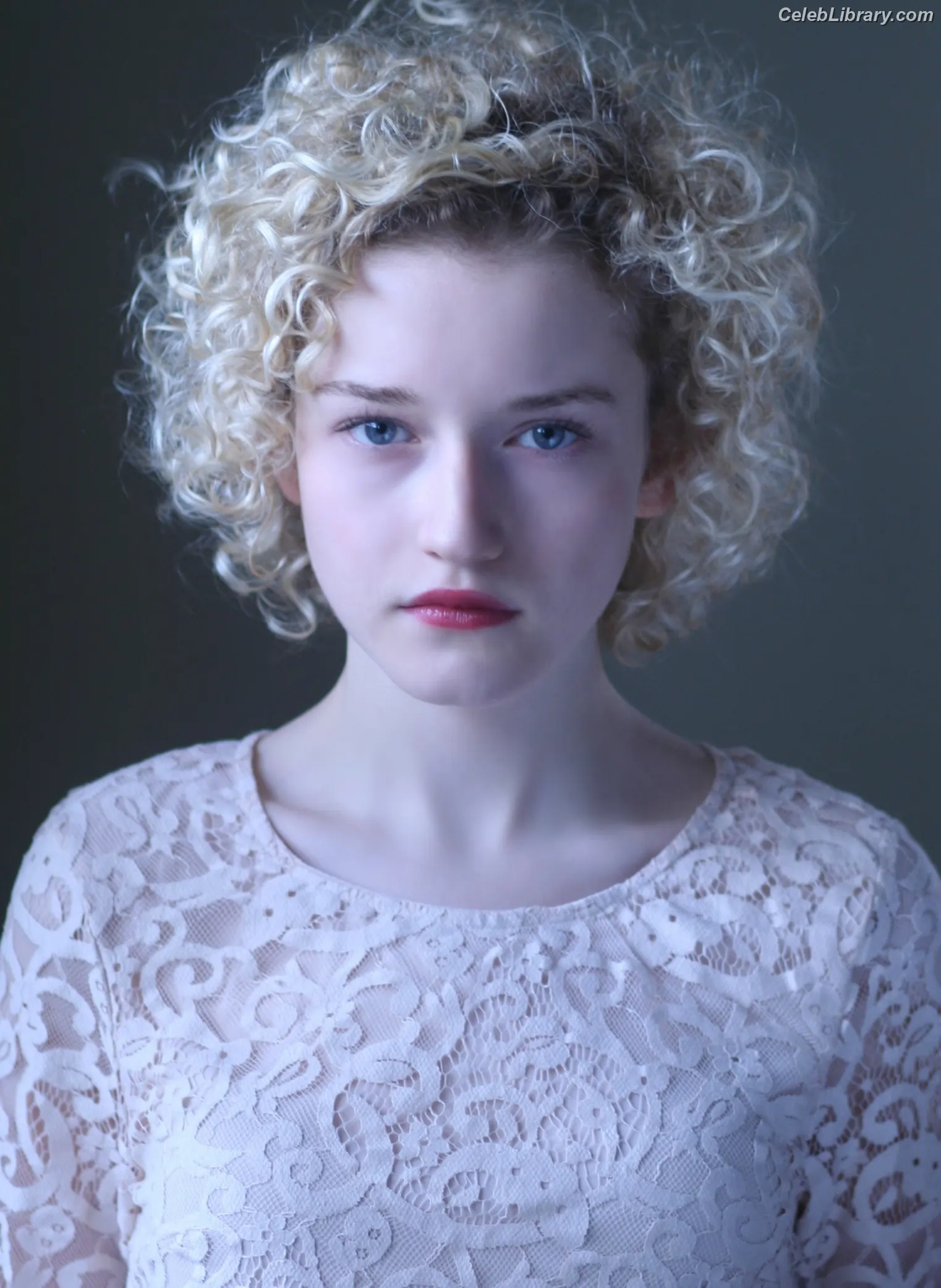 Julia Garner photo 10 of 319