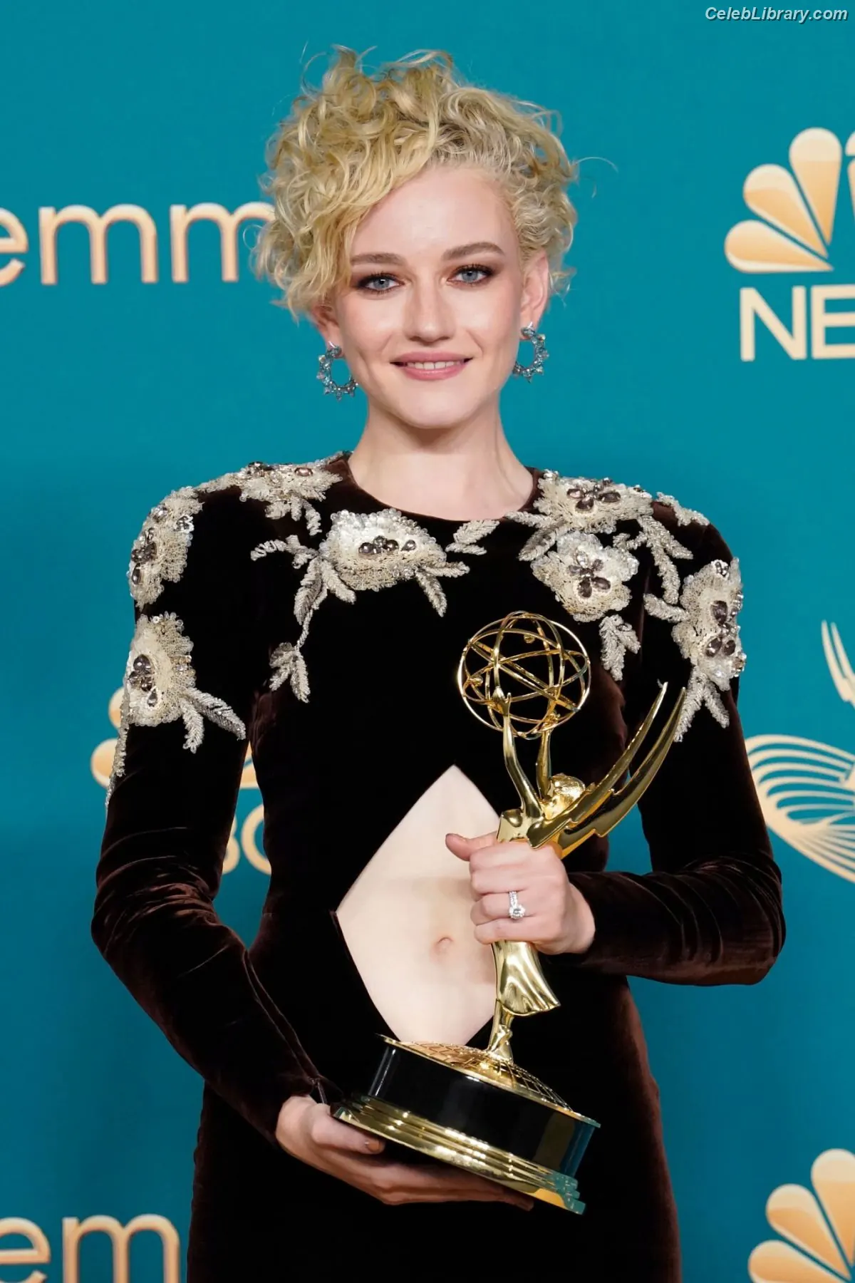Julia Garner photo 11 of 319