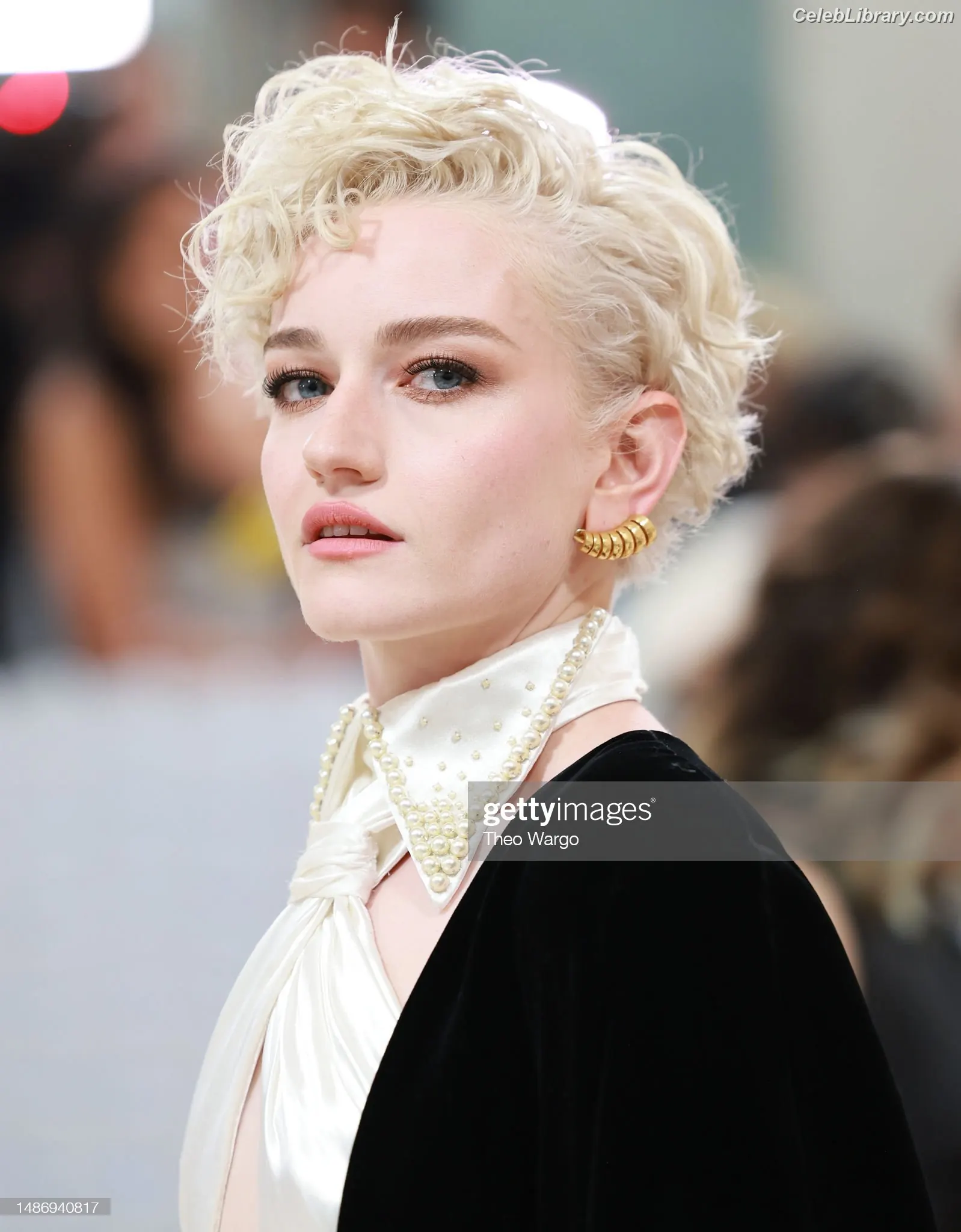 Julia Garner photo 23 of 319