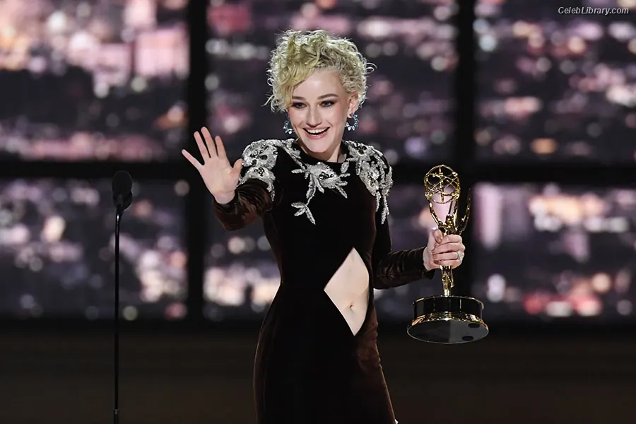 Julia Garner photo 2 of 319